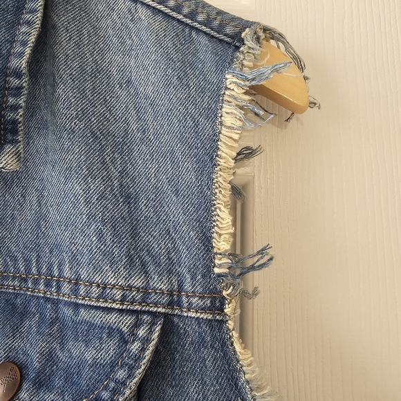 Wrangler X Free People Shrunken Denim Vest Sleeveless Raw Hem Leaving Town Sz M - Picture 8 of 17